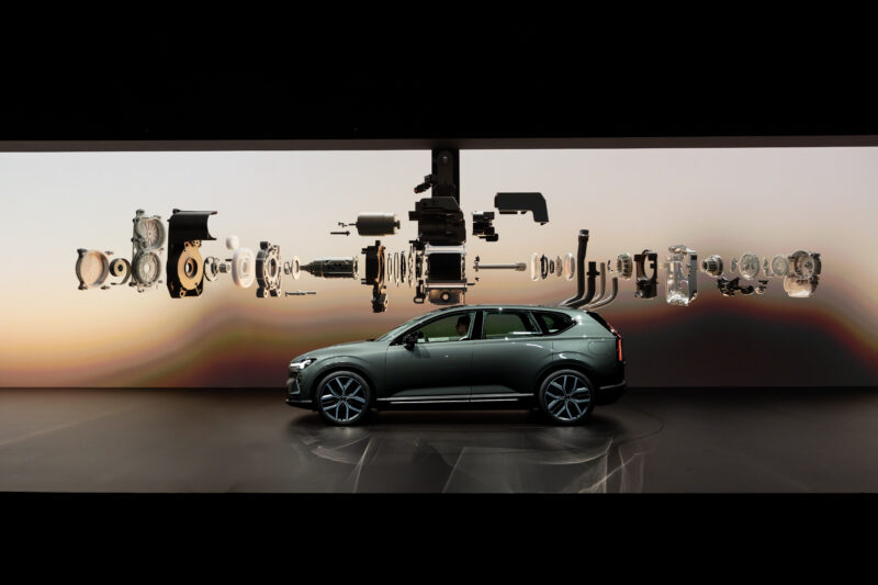 遂に電動ミッドサイズSUV登場　ボルボEX60　ゲームチェンジャーとなる一台