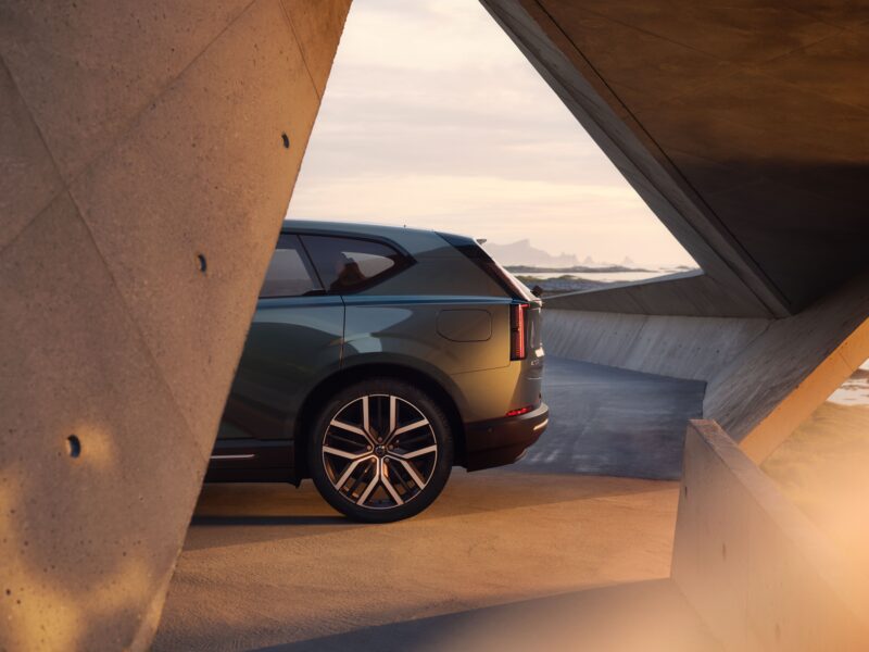 遂に電動ミッドサイズSUV登場　ボルボEX60　ゲームチェンジャーとなる一台