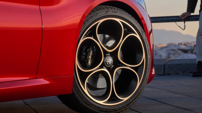 アルファ・ロメオ・ジュリア/ステルヴィオ　情熱と美学を象徴の限定車「インテンサ」