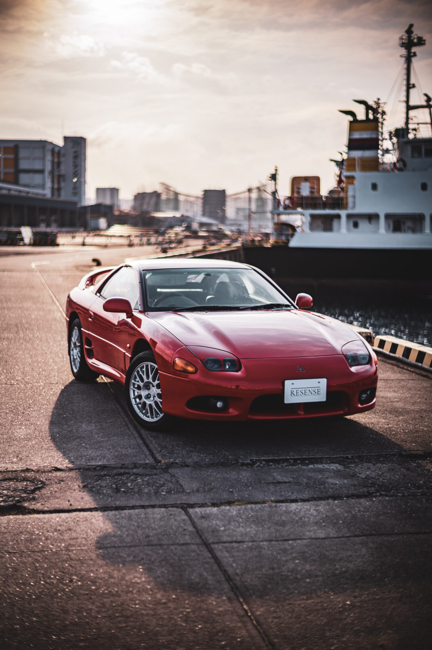 三菱GTOは、速さを競うためのスポーツカーではない。オートマと4WD、そして90年代のハイテクが生んだのは、腕を誇らせない走りの余裕。いま乗ることで、その贅沢さが立ち上がる。