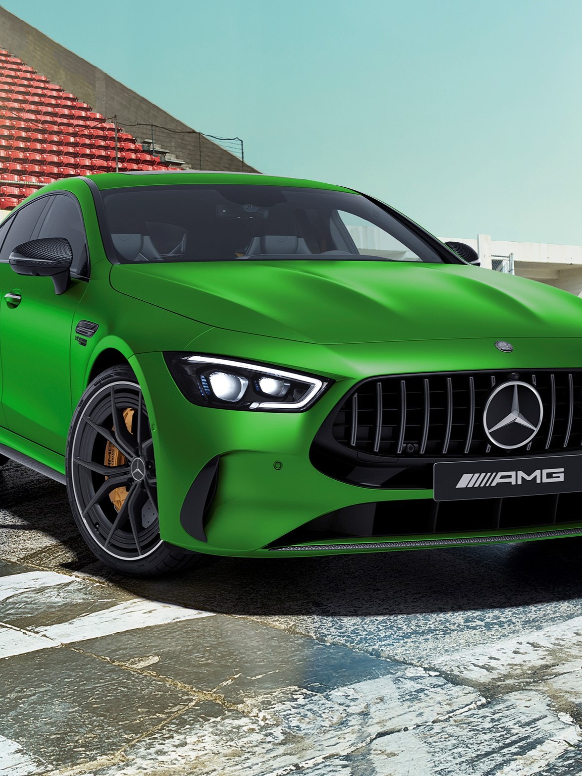 メルセデスAMG GT 4ドアクーペの集大成にふさわしく「ファイナルエディション」の圧倒的な存在感を放つ特別仕様車が2グレード計35台登場した。