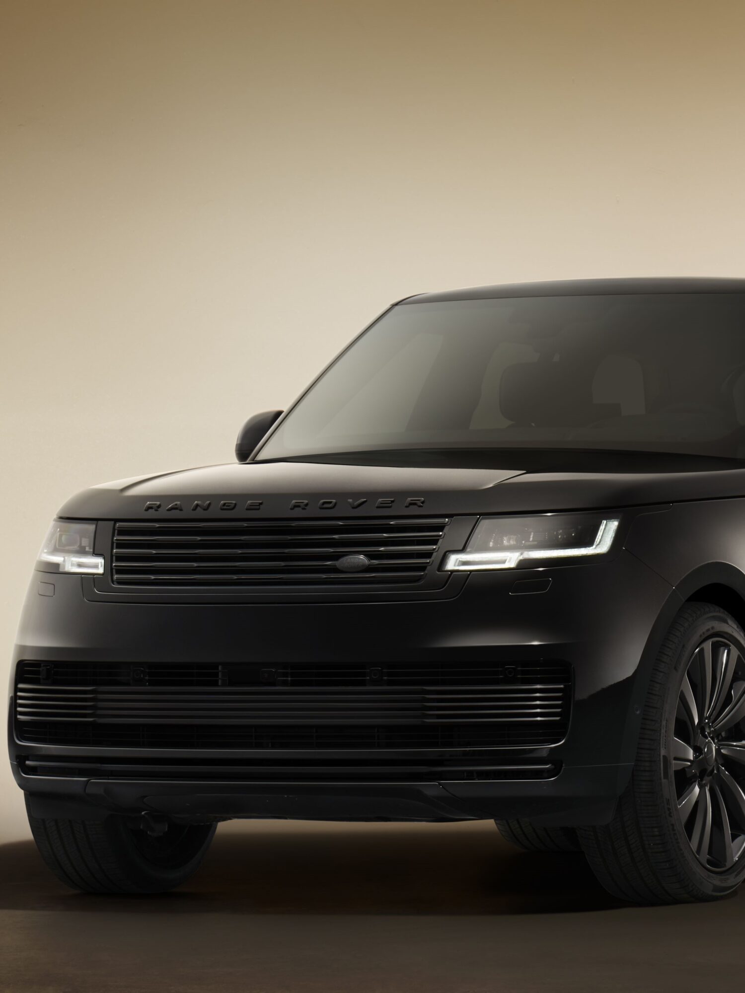 2026年モデルのレンジローバーでは、ラグジュアリーとパーソナライゼーションを極めた「SV」を強化し、新たに「SVブラック」を追加し2グレード展開となった。