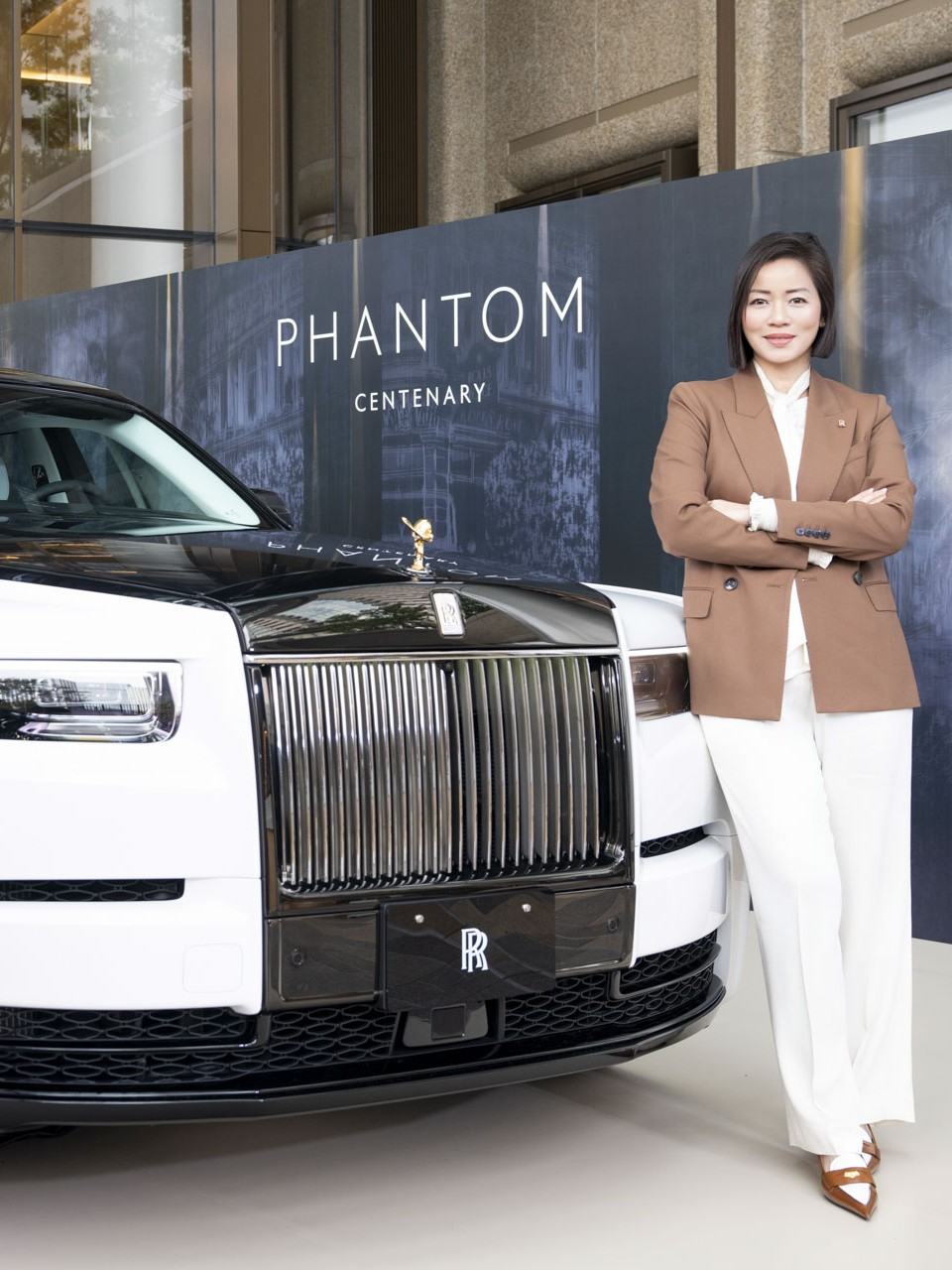 一世紀に渡るロールス・ロイスを象徴するファントムの歴史は、単なる自動車の進化の物語にとどまらず、それぞれの時代の社会や文化、技術の変遷を映し出す壮大な文化史でもある。