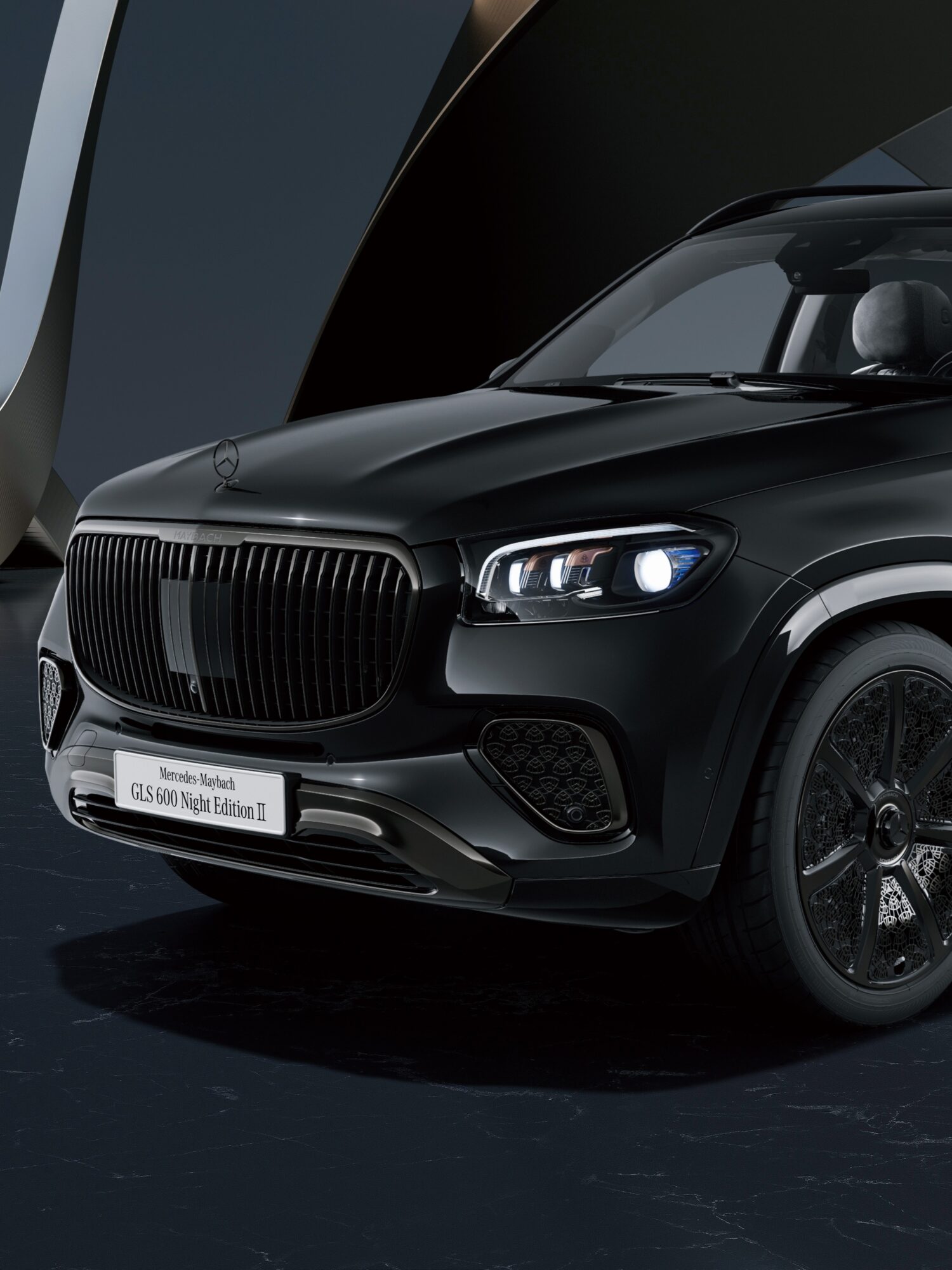 特別な装備の数々により、ラグジュアリーとエレガンスの象徴であるメルセデス・マイバッハGLSにさらに力強い印象を加える特別仕様車となっている。