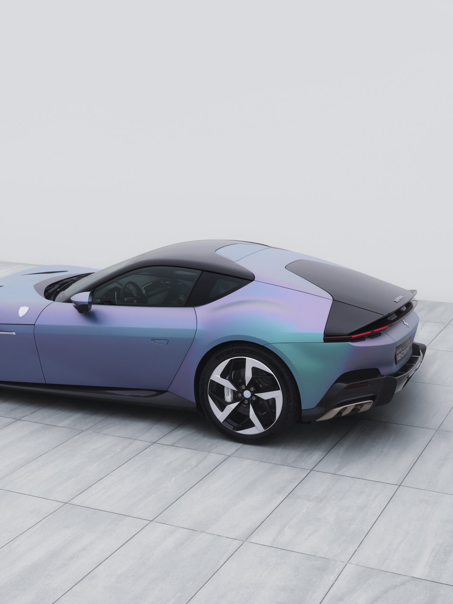 この唯一無二のフェラーリは、伝統に着想を得ながら革新によって昇華された複数の要素を取り入れ、韓国市場限定の走るアートとして、再び新たな基準を打ち立てる。