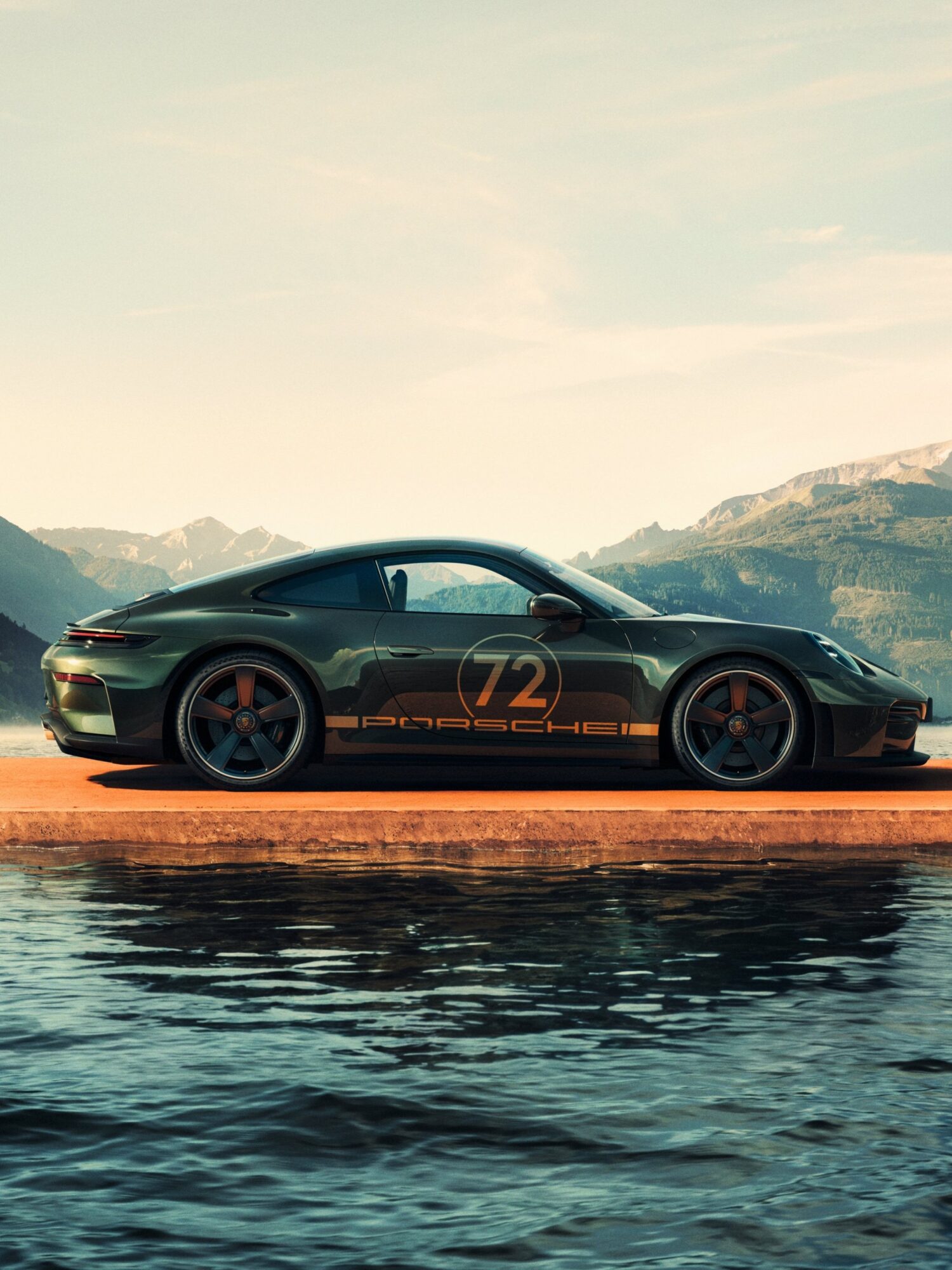 この個性的な記念モデルのエクステリアとインテリアは先見の明に富んだデザイナー、F. A.ポルシェが1980年代にドライブしたGシリーズの911にインスピレーションを得ている。