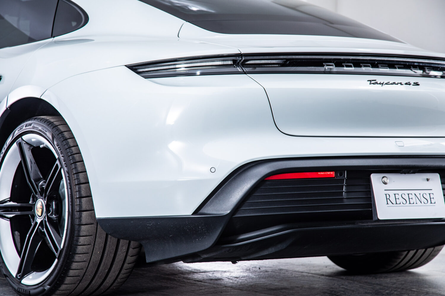 タイカン 4SパフォーマンスBattery+ 4シート4WD