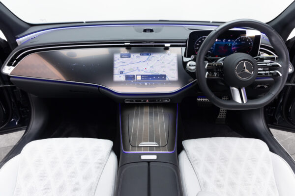 Eクラス E300エクスクルーシブ AMGライン(ISG)