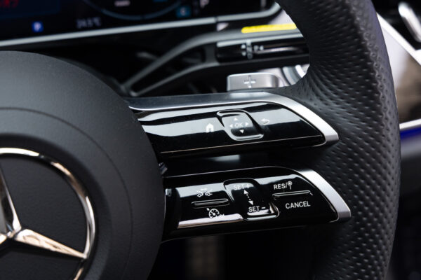 Eクラス E300エクスクルーシブ AMGライン(ISG)