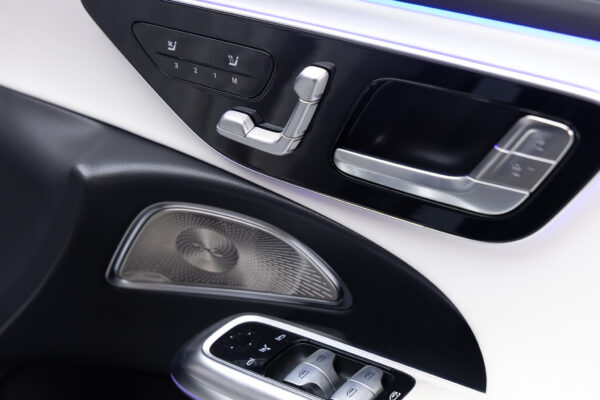 Eクラス E300エクスクルーシブ AMGライン(ISG)