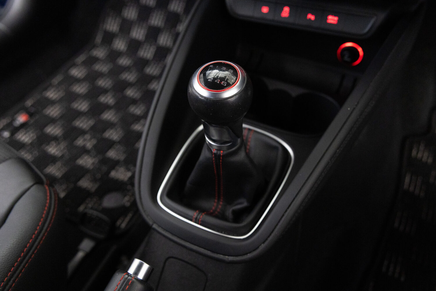 S1スポーツバック 4WD 6MT