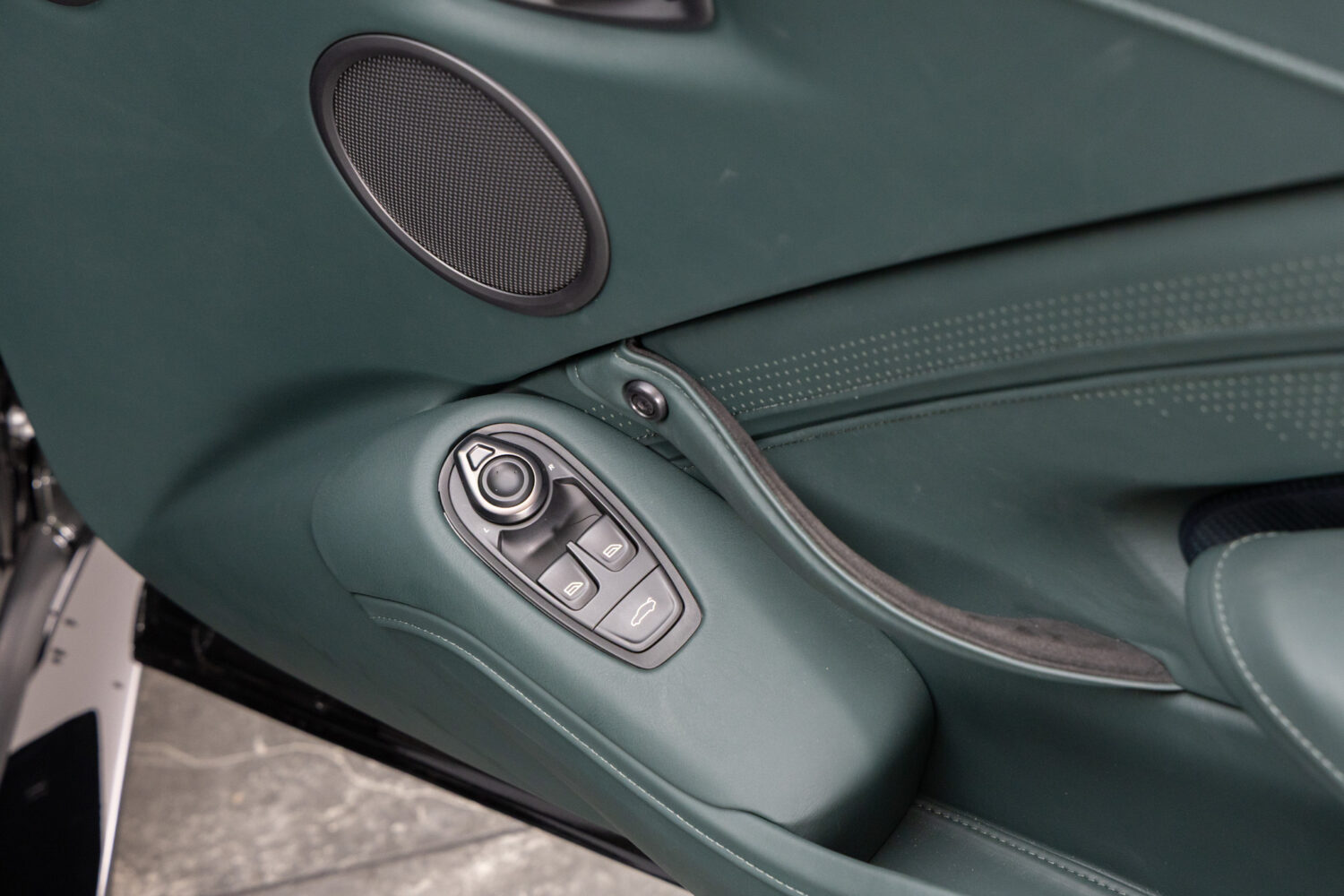 ヴァンテージ 110th Anniversary Midnight edition