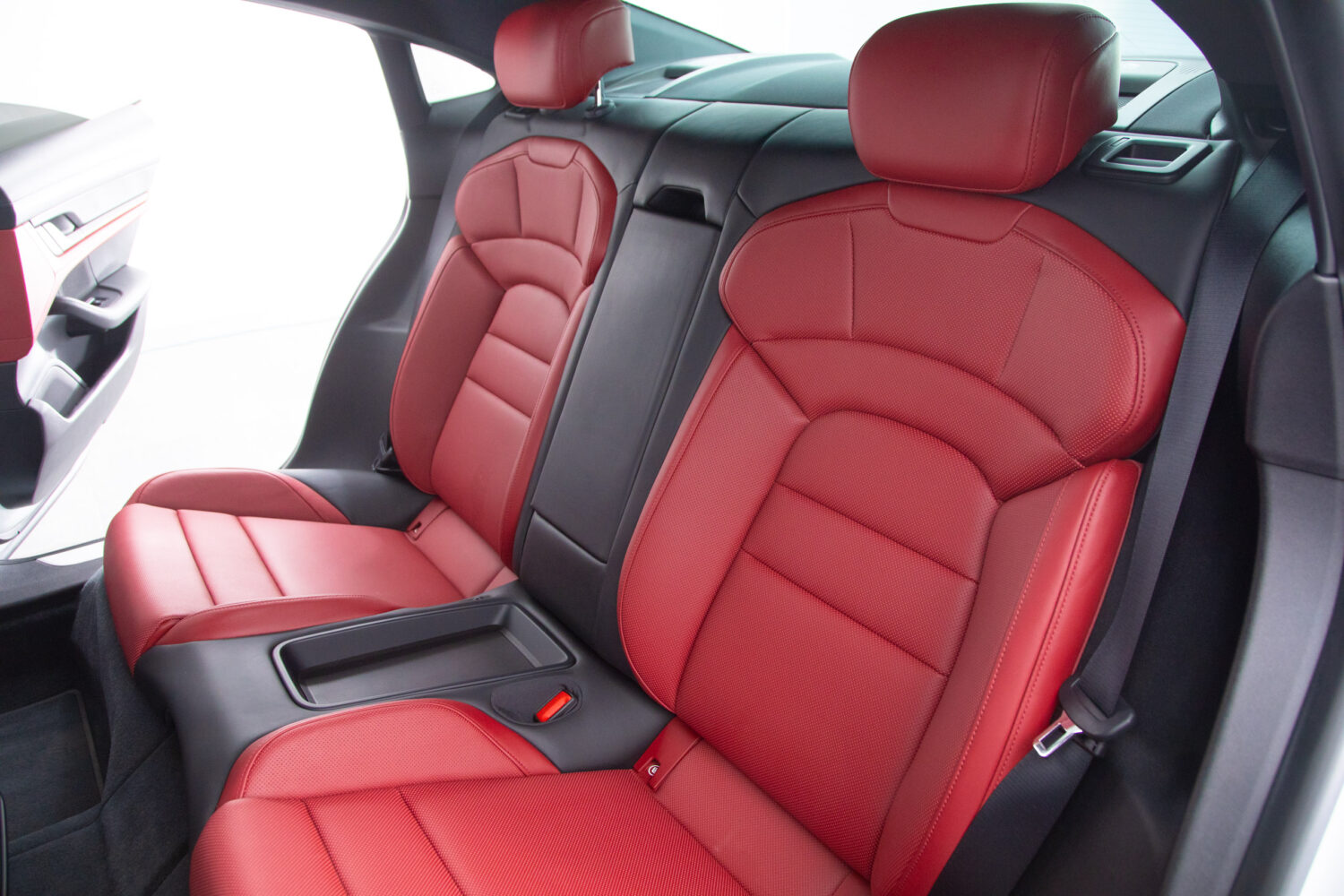 タイカン 4SパフォーマンスBattery+ 4シート4WD