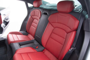 タイカン 4SパフォーマンスBattery+ 4シート4WD