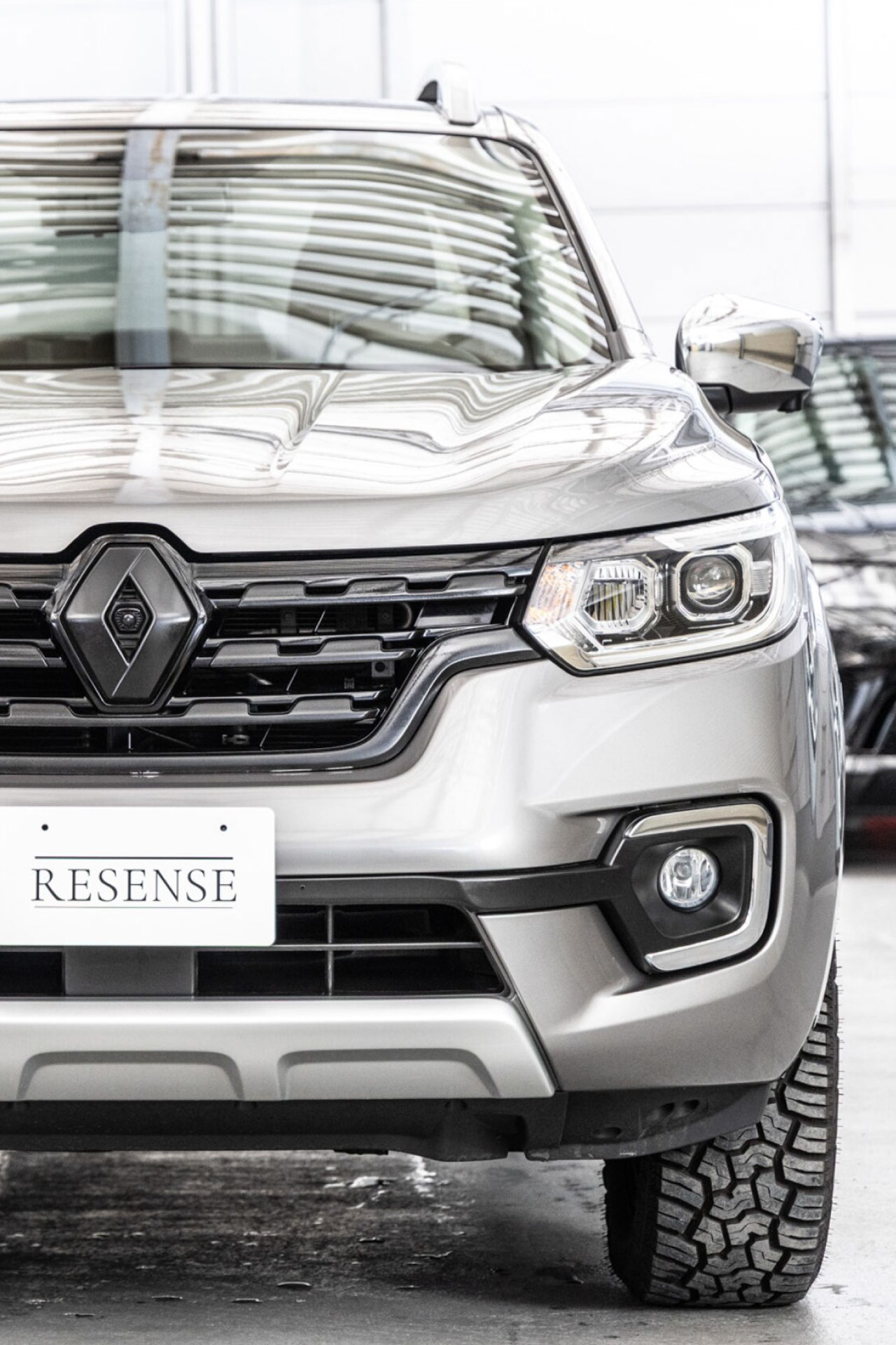 初めて見た人も多いはず。
メキシコやスペイン、アルゼンチンなどで製造され、兄弟車には日産(日本)、メルセデス・ベンツ(ドイツ)、そしてルノー(フランス)。
それでいて車名は“アラスカン”。名前まで含めて、実に多国籍なルーツを持つ一台です。日本ではなかなかお目にかかれません。