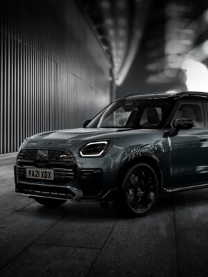 スポーティなJCWトリムを装備　ミニ・カントリーマン・シャドー・エディション