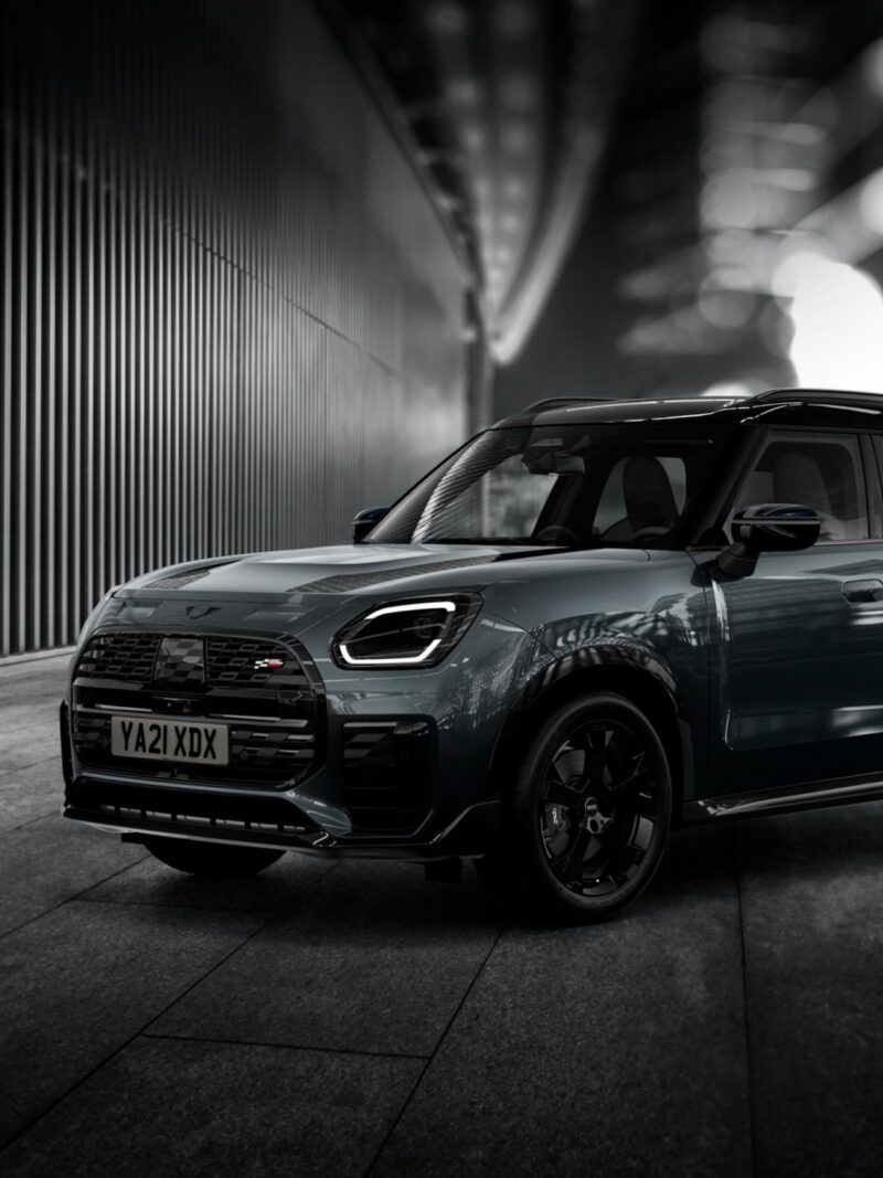 スポーティなJCWトリムを装備　ミニ・カントリーマン・シャドー・エディション