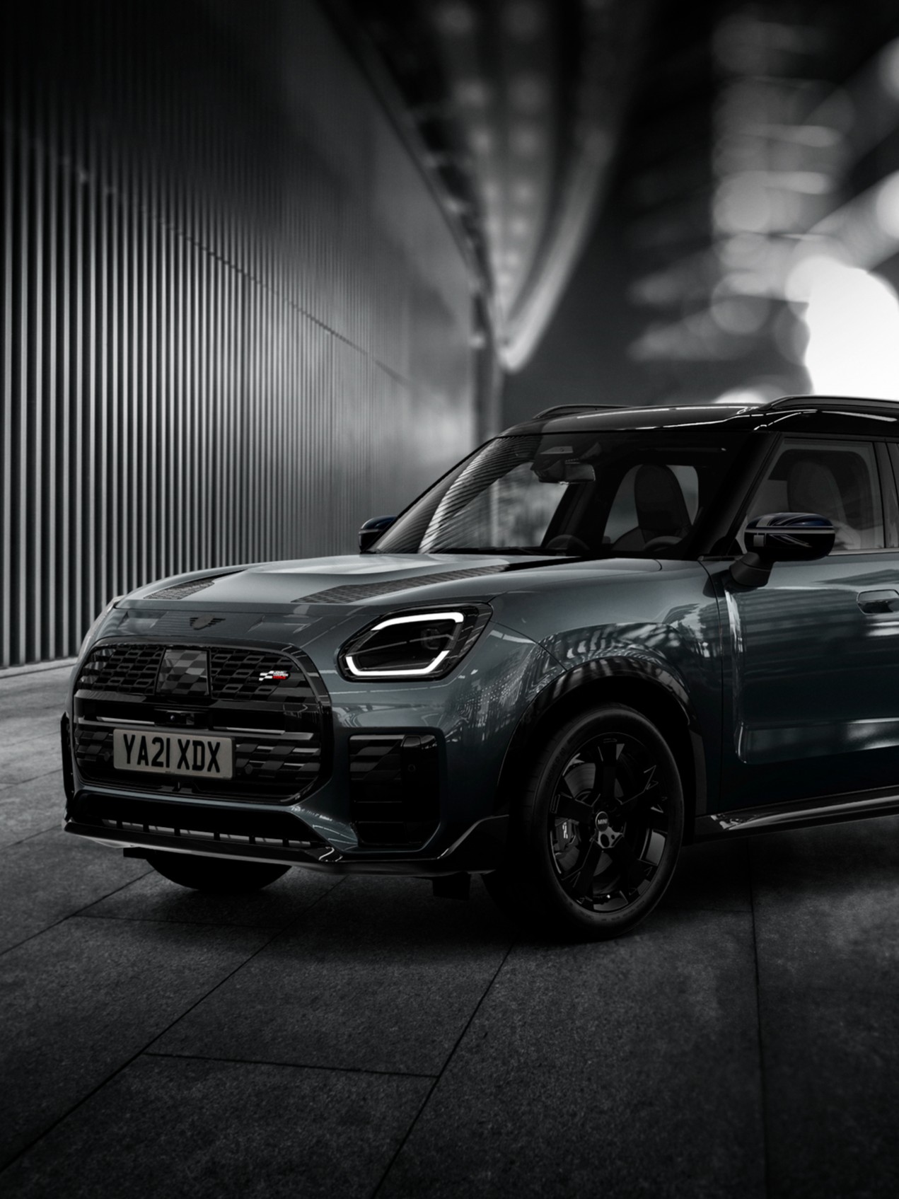 ミニ・カントリーマンはカントリーマンDをベースに、エクステリアおよびインテリアともにブラックとグレーのダーク・カラーで統一し、JCWトリムを装備する。