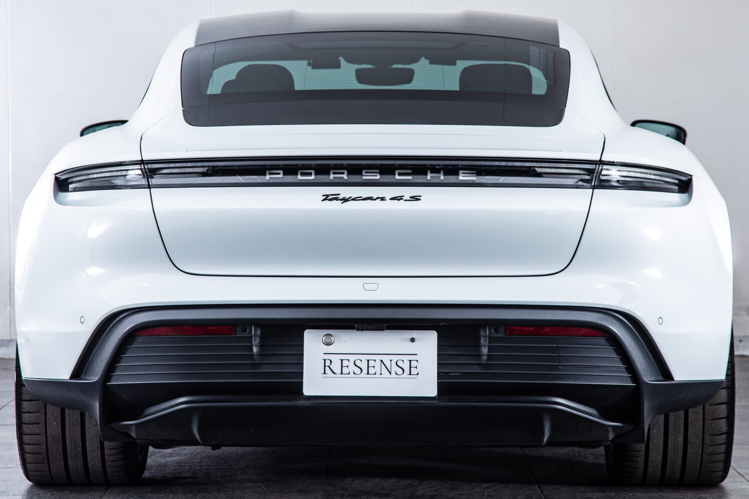 タイカン 4SパフォーマンスBattery+ 4シート4WD