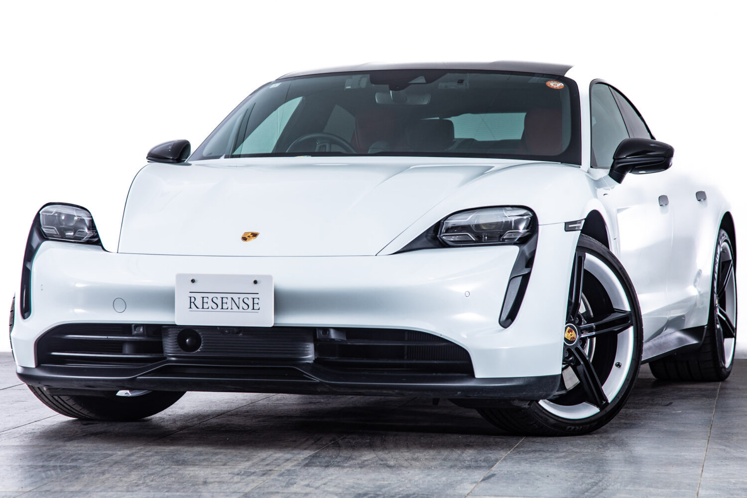 タイカン 4SパフォーマンスBattery+ 4シート4WD