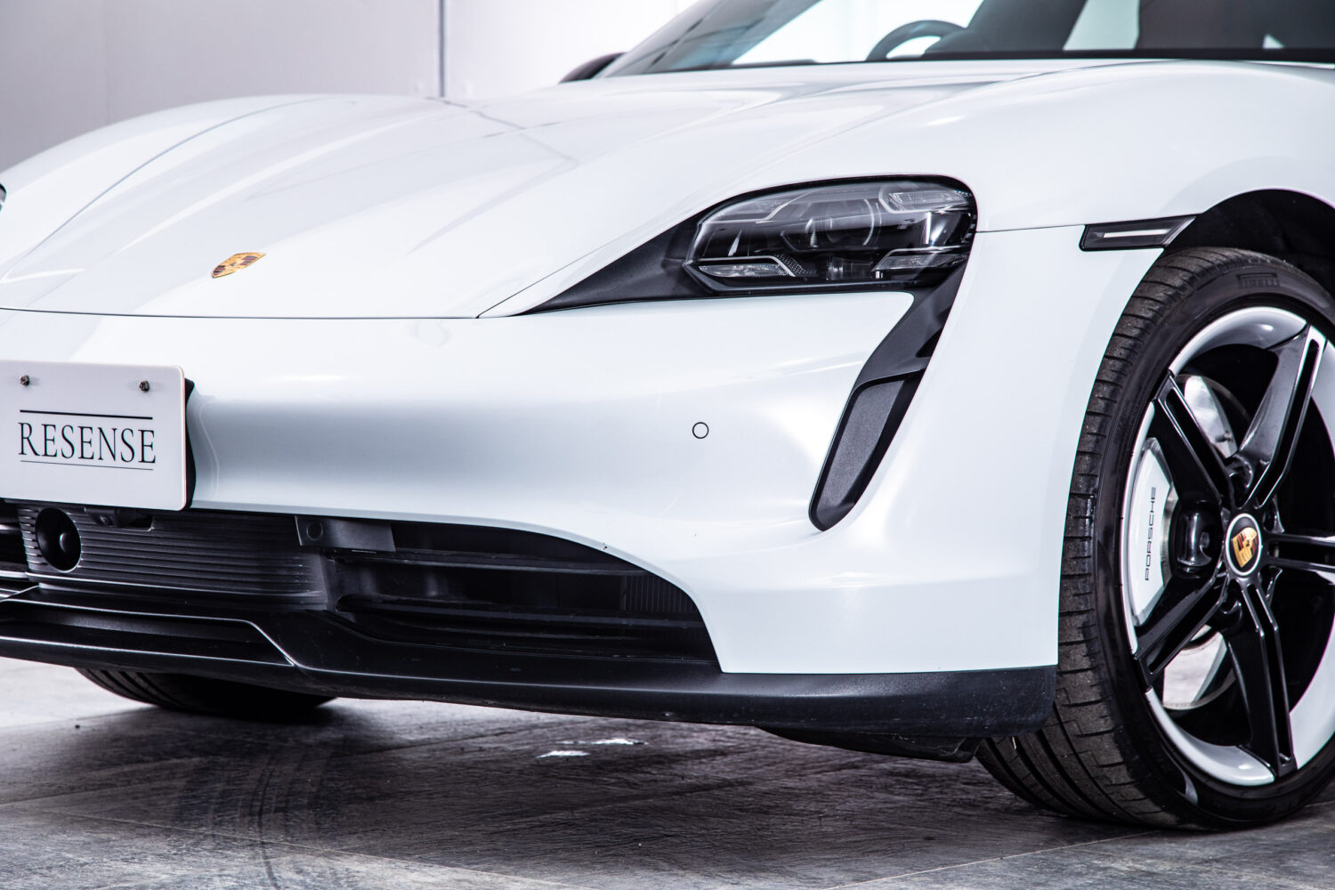 タイカン 4SパフォーマンスBattery+ 4シート4WD