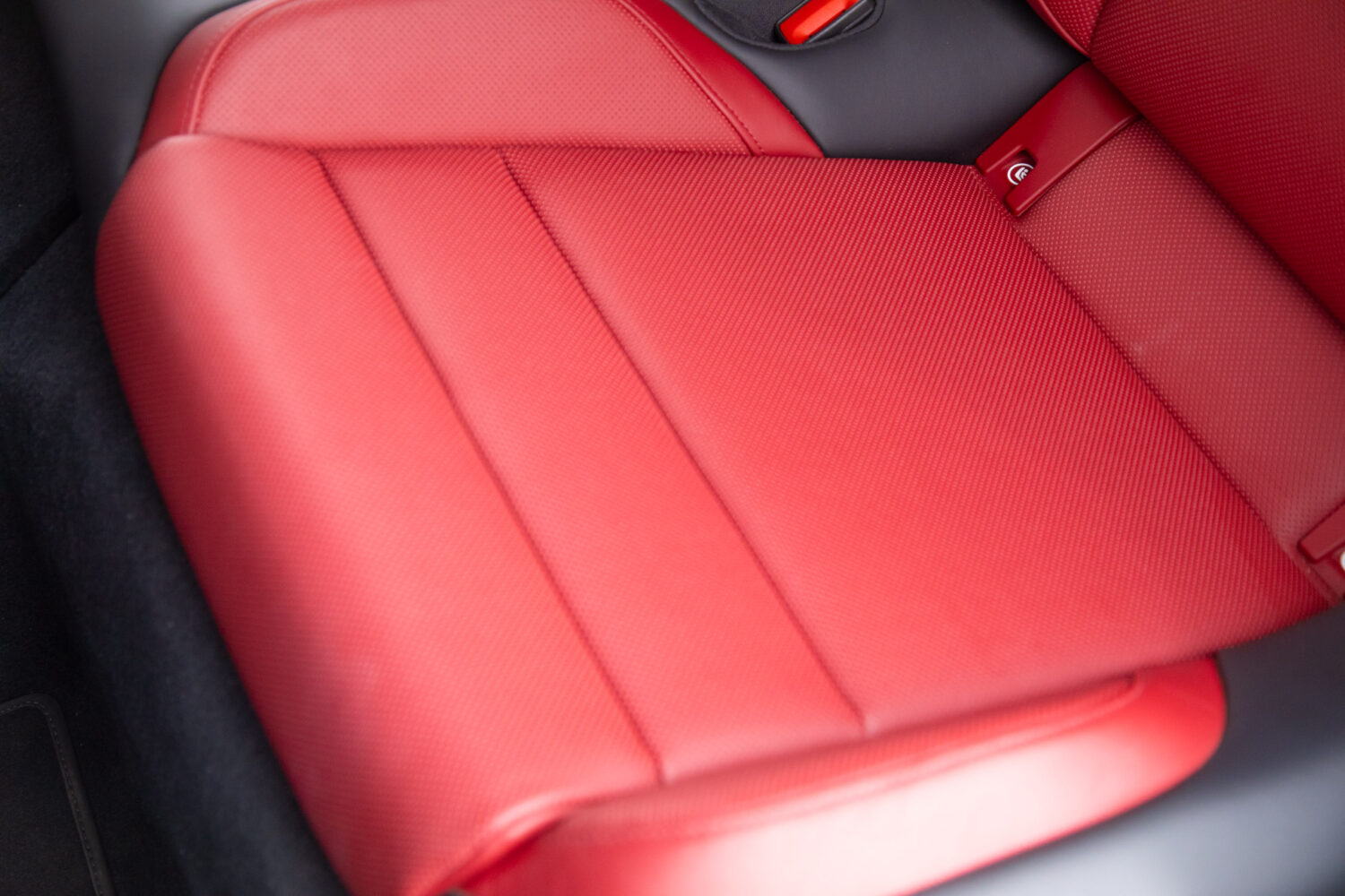 タイカン 4SパフォーマンスBattery+ 4シート4WD