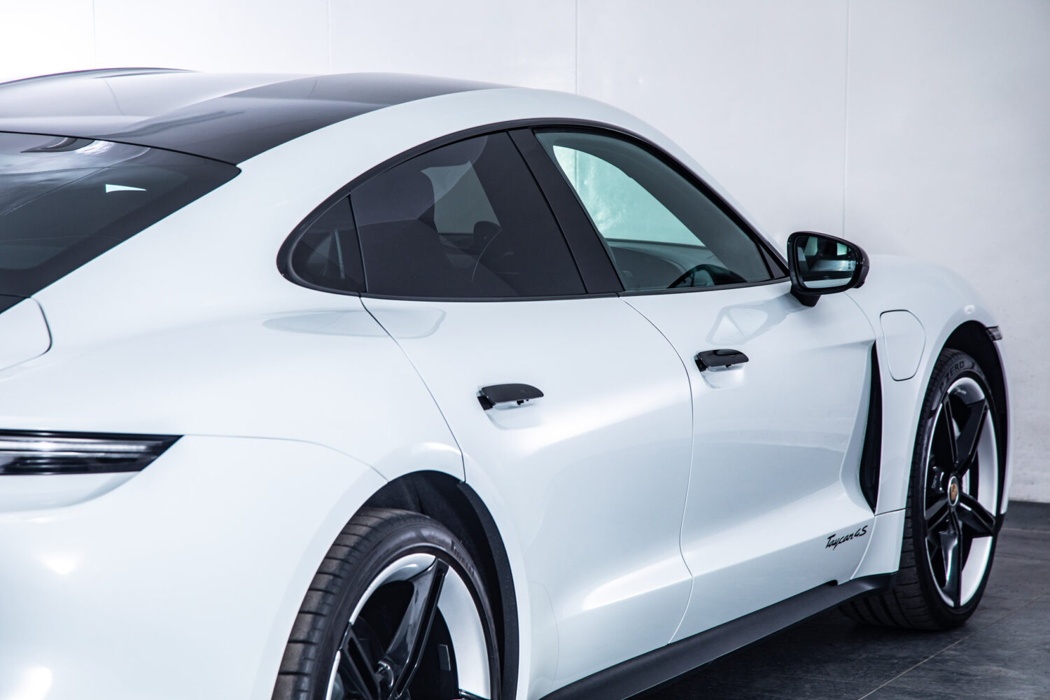 タイカン 4SパフォーマンスBattery+ 4シート4WD