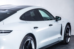 タイカン 4SパフォーマンスBattery+ 4シート4WD