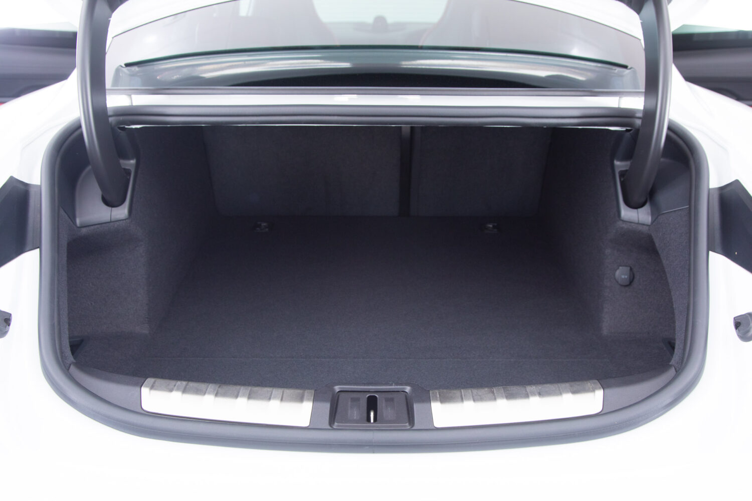 タイカン 4SパフォーマンスBattery+ 4シート4WD