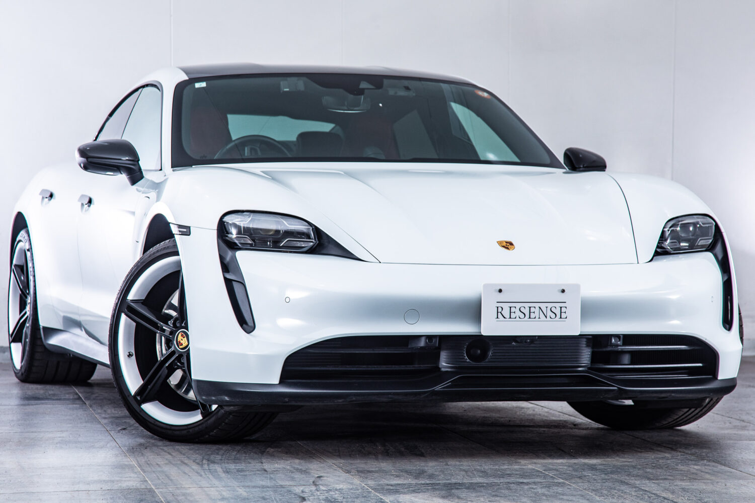 タイカン 4SパフォーマンスBattery+ 4シート4WD