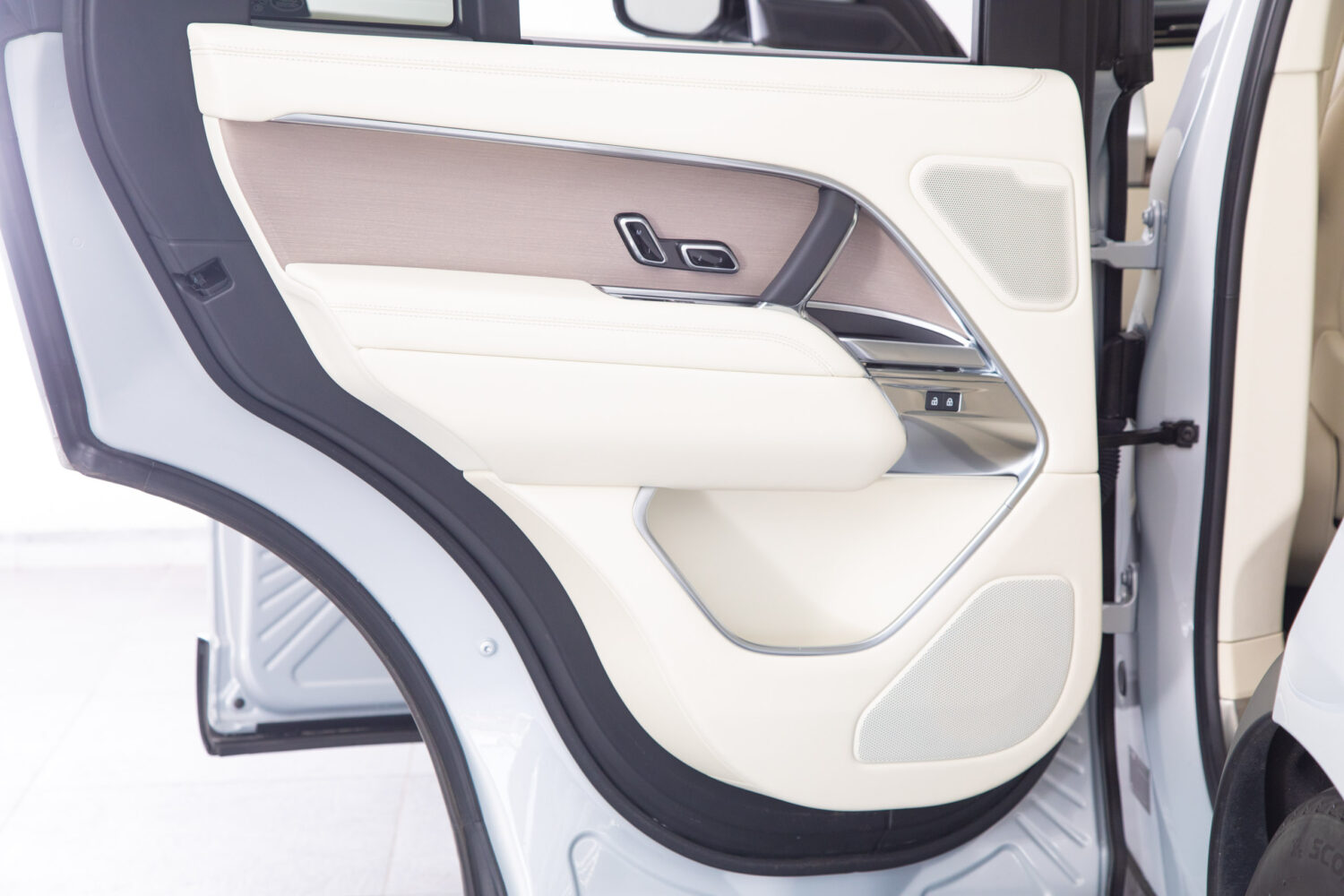 レンジローバー オートバイオグラフィー D300 スタンダードホイールベース 4WD