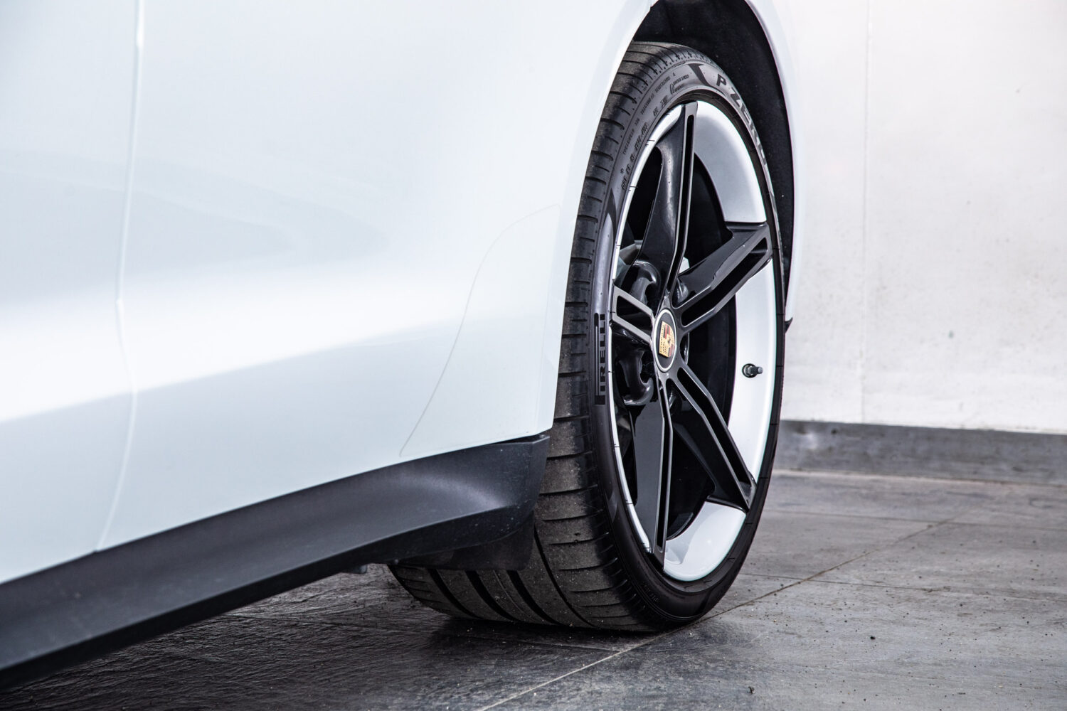 タイカン 4SパフォーマンスBattery+ 4シート4WD