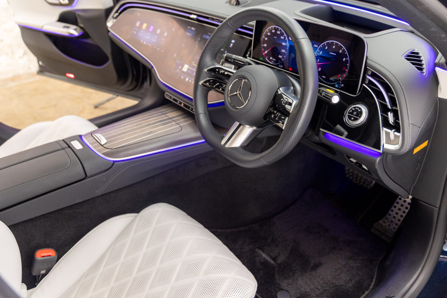 Eクラス E300エクスクルーシブ AMGライン(ISG)