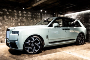 ブラックバッジカリナン 4WD 4名