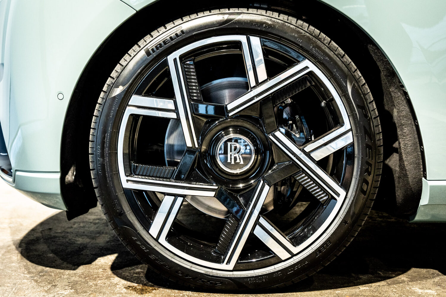 ブラックバッジカリナン 4WD 4名