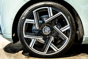 ブラックバッジカリナン 4WD 4名