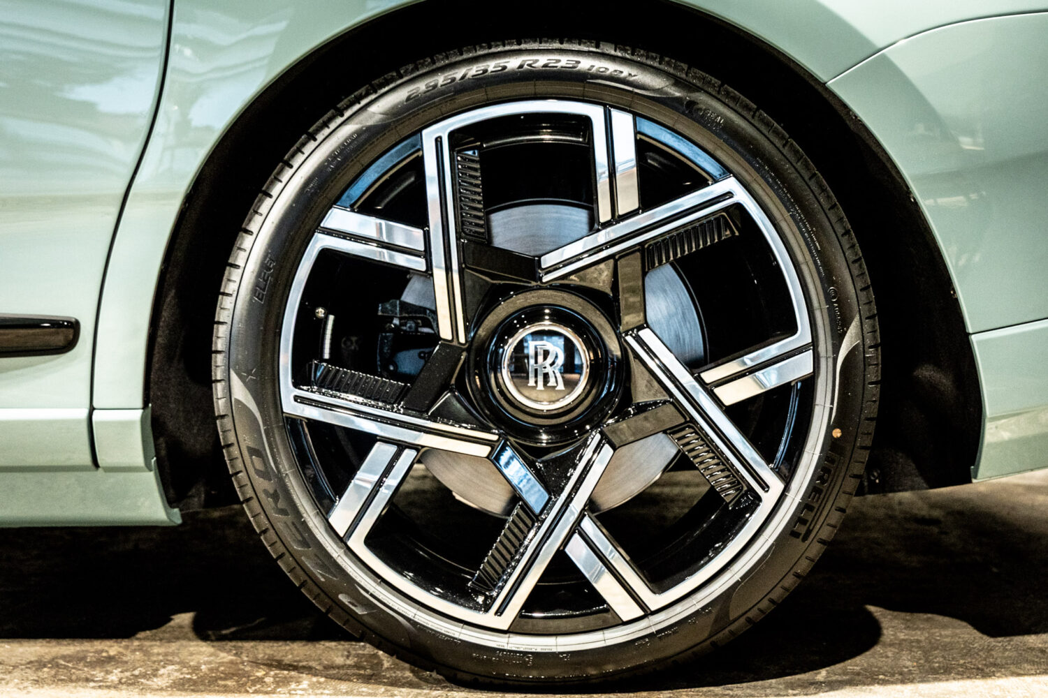 ブラックバッジカリナン 4WD 4名