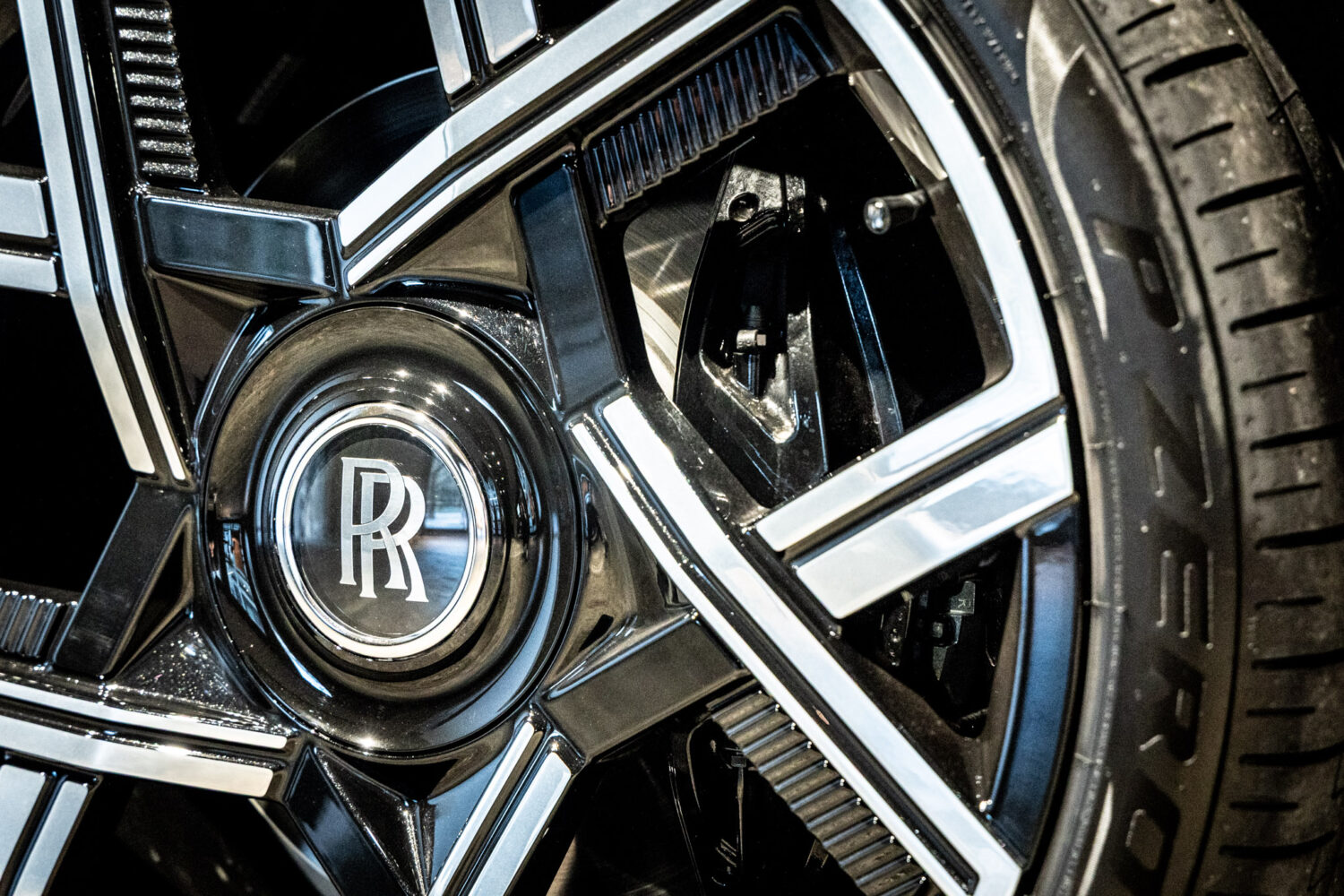 ブラックバッジカリナン 4WD 4名