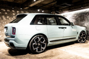 ブラックバッジカリナン 4WD 4名