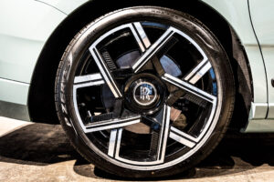 ブラックバッジカリナン 4WD 4名