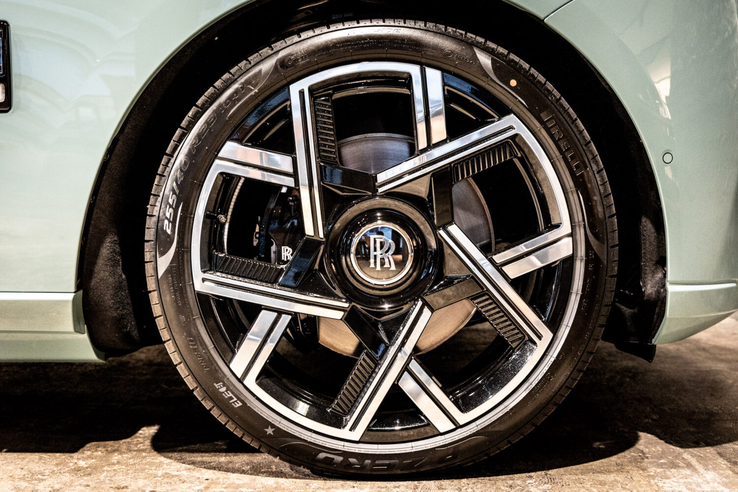 ブラックバッジカリナン 4WD 4名