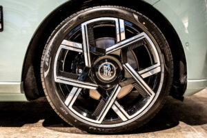 ブラックバッジカリナン 4WD 4名