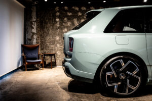 ブラックバッジカリナン 4WD 4名