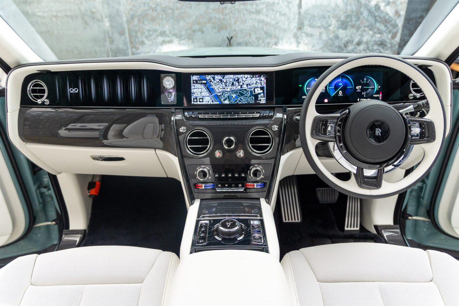 ブラックバッジカリナン 4WD 4名