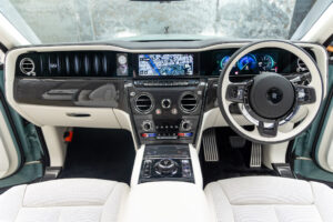 ブラックバッジカリナン 4WD 4名