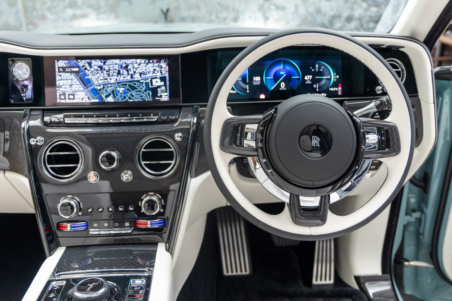 ブラックバッジカリナン 4WD 4名