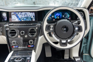 ブラックバッジカリナン 4WD 4名