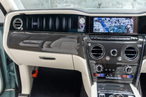 ブラックバッジカリナン 4WD 4名