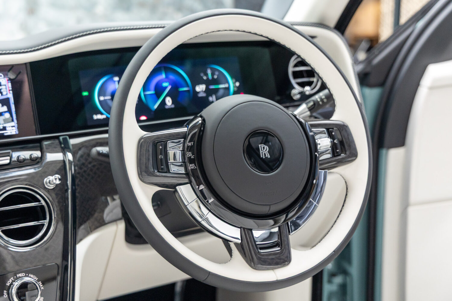 ブラックバッジカリナン 4WD 4名