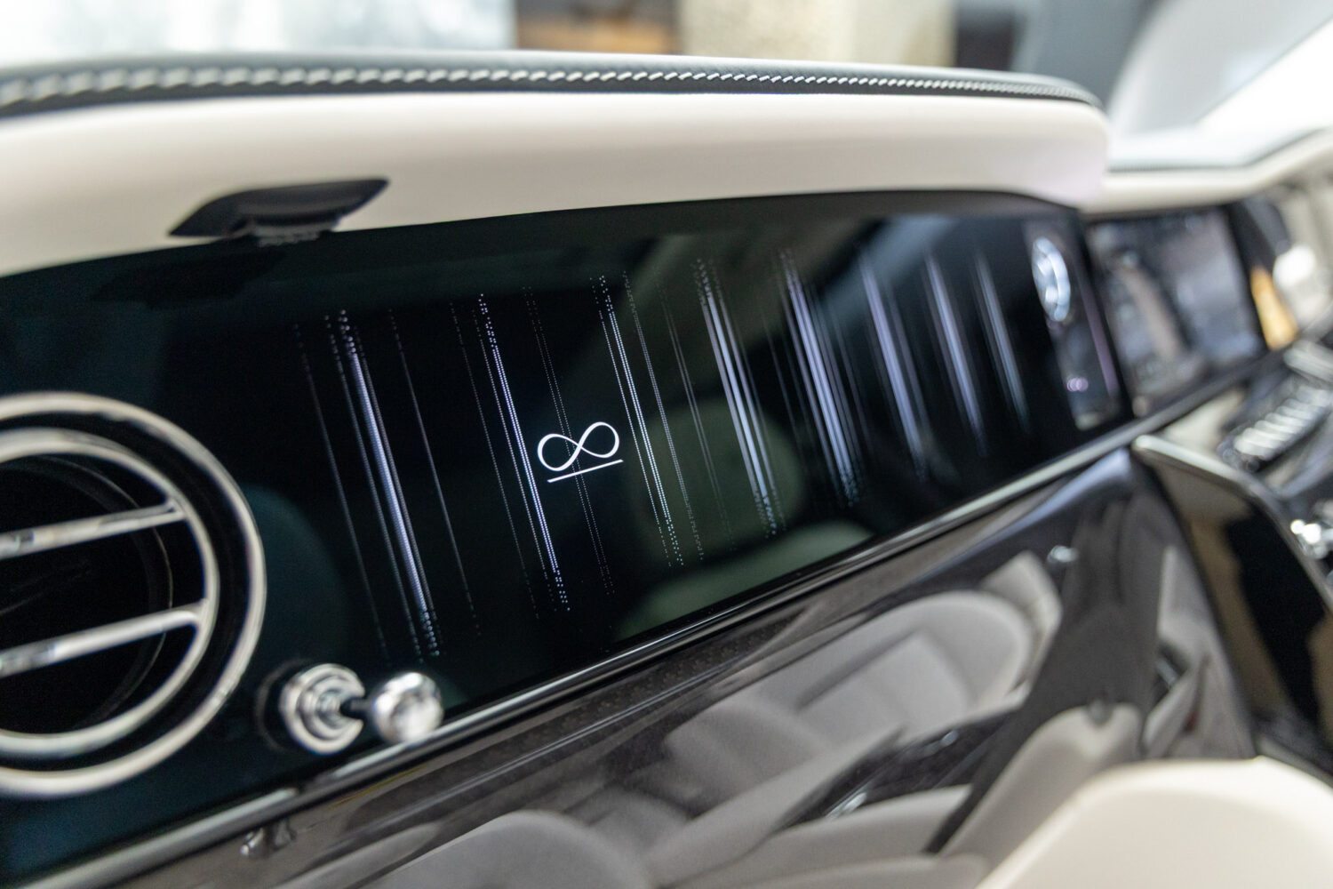 ブラックバッジカリナン 4WD 4名